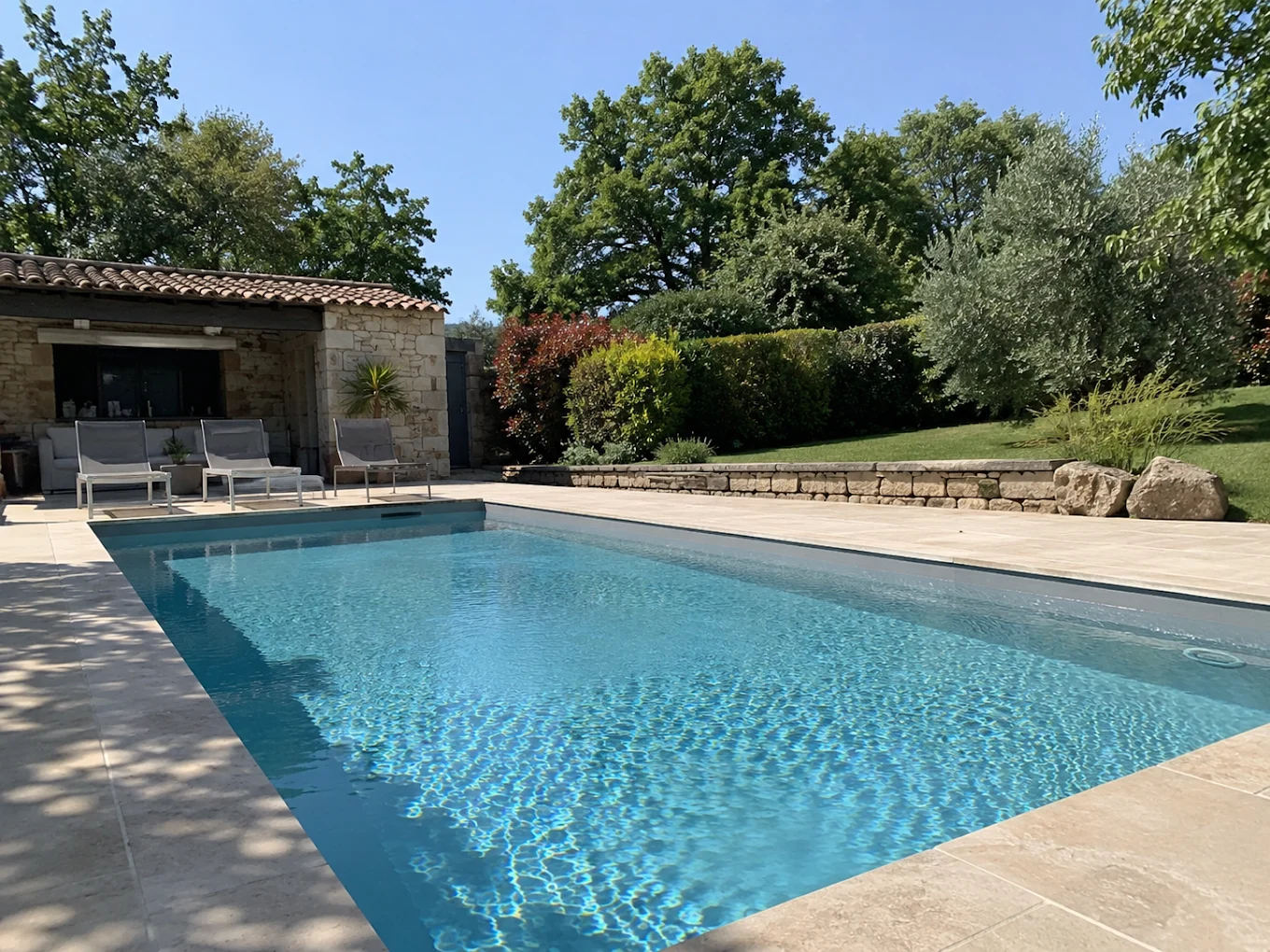 Piscine et terrasse en pierre, photographie publiée par Azuréa Piscine
